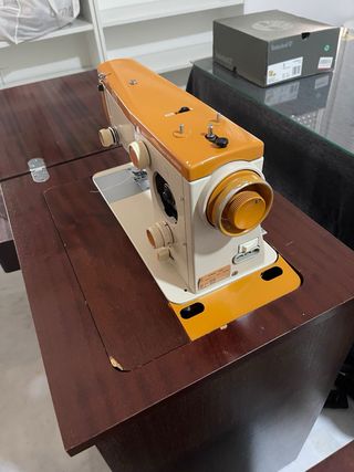 Máquina de coser Alfa beige y marrón