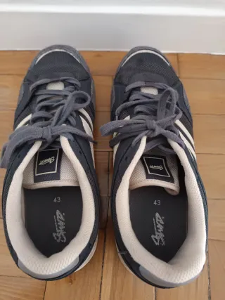 Zapatillas Pull&Bear grises y blanco.