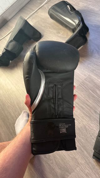 Guantes y espinilleras boxeo