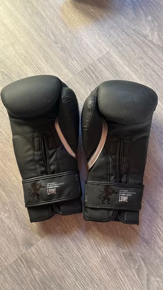 Guantes y espinilleras boxeo