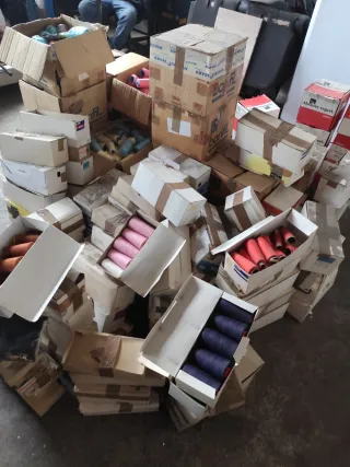 Lote de hilos para coser