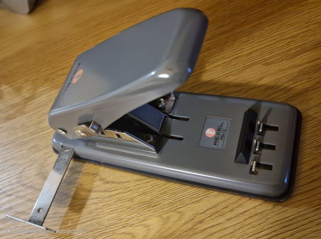 Raccoglitore REXEL PM-12 per spirali in plastica