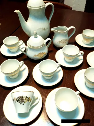 Juego de café de porcelana con detalles dorados