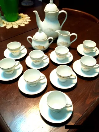 Juego de café de porcelana con detalles dorados