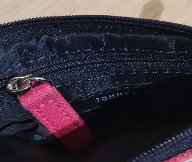 Neceser/Monedero Tommy Hilfiger.