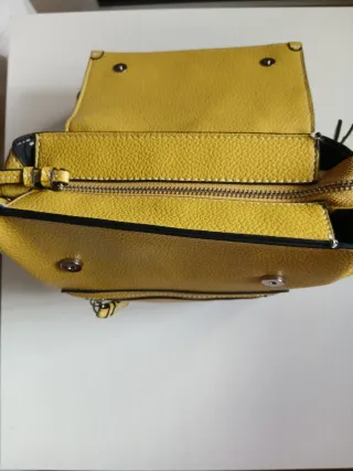 Mochila Parfois color mostaza.