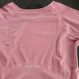 Camiseta deportiva rosa