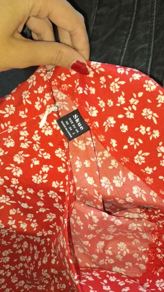 Falda roja floral ajustada con cremallera