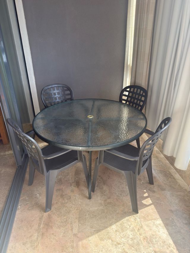 Mesa terraza cristal y 4 sillas aluminio