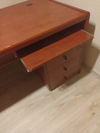 Mesa de escritorio y estantería de madera