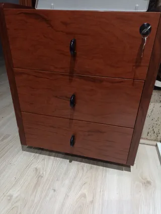Mesa de escritorio y estantería de madera