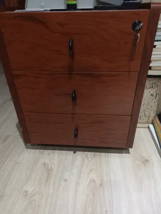 Mesa de escritorio y estantería de madera