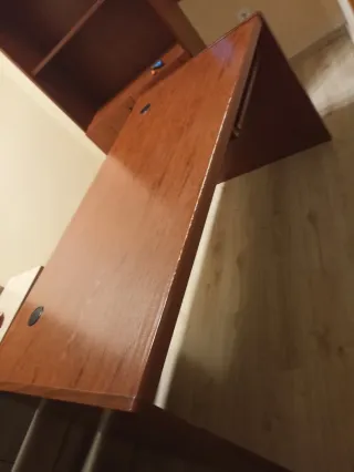 Mesa de escritorio y estantería de madera