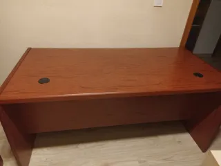 Mesa de escritorio y estantería de madera