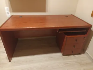 Mesa de escritorio y estantería de madera