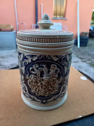 Boccale in ceramica decorato