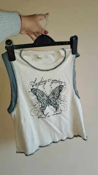 Top blanco con mariposa pull&bear