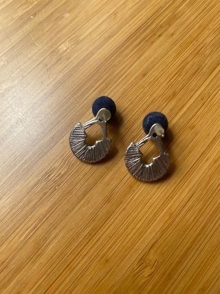 Pendientes plateados con detalle azul