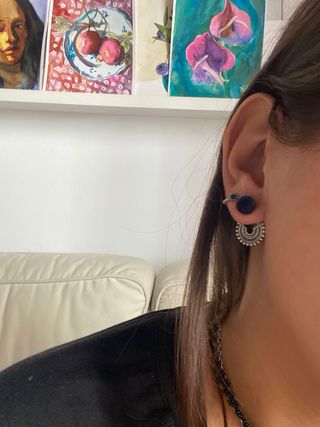 Pendientes plateados con detalle azul