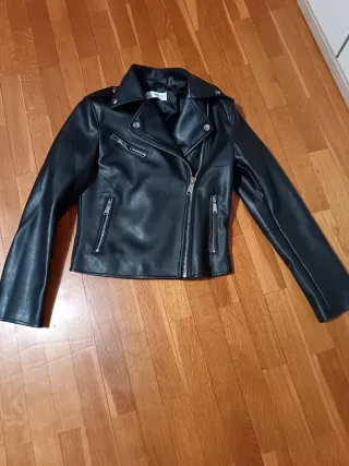 Cazadora polipiel negra talla Xs. Usada 1 vez. 
