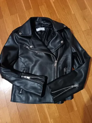 Cazadora polipiel negra talla Xs. Usada 1 vez. 