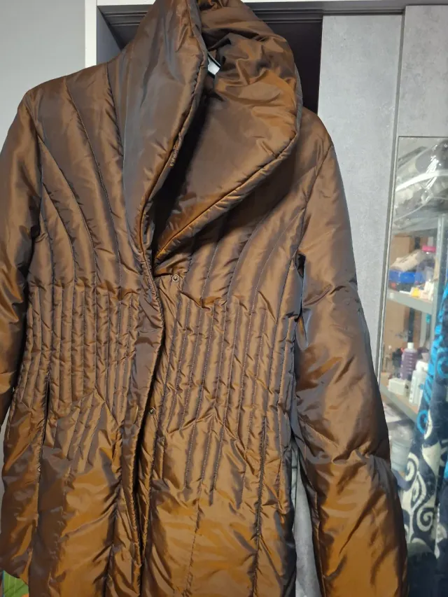 Chaqueta anorak marrón con cremalleras y broches c