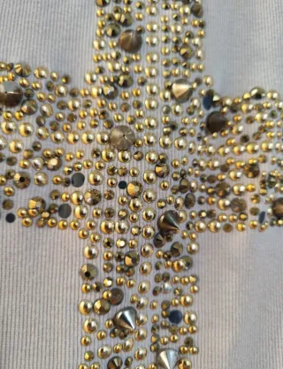 Camiseta tirantes cruz tachas doradas