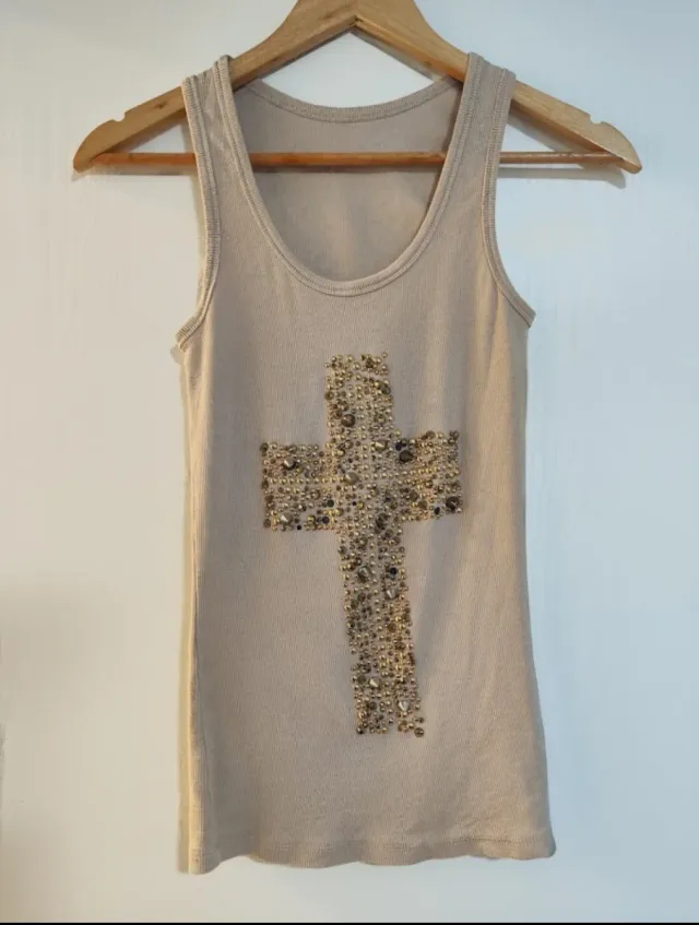 Camiseta tirantes cruz tachas doradas