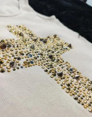 Camiseta tirantes cruz tachas doradas