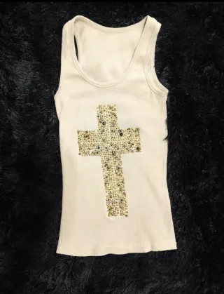 Camiseta tirantes cruz tachas doradas
