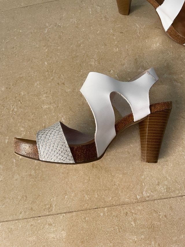 Sandalias de piel blancas