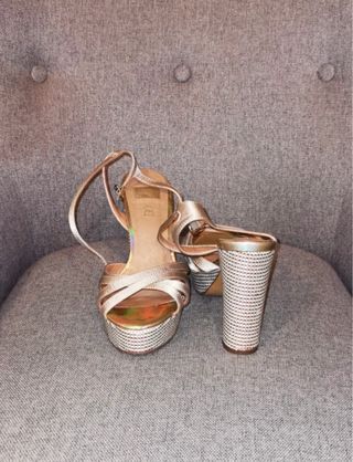 Zapatos de tacón dorados 