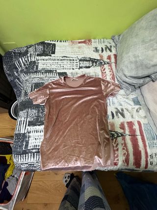 Camiseta rosa de terciopelo