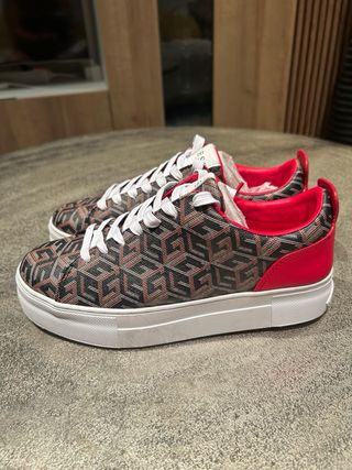 Deportivas Guess Negras y Rojas