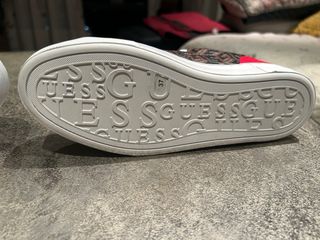 Deportivas Guess Negras y Rojas