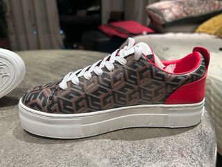 Deportivas Guess Negras y Rojas