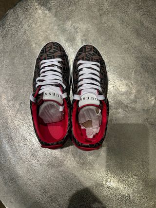 Deportivas Guess Negras y Rojas