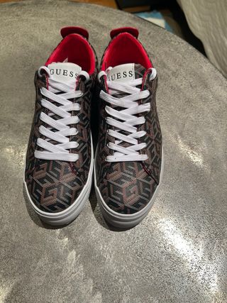 Deportivas Guess Negras y Rojas