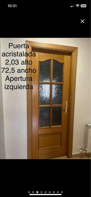 Puerta de madera maciza, acristalada.
