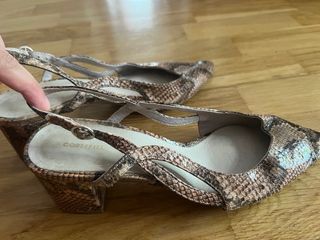 Zapatos de tacón con estampado de serpiente