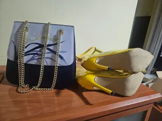 Bolso azul y blanco con flores