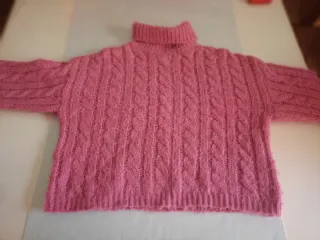 Jersey rosa trenzado cuello alto