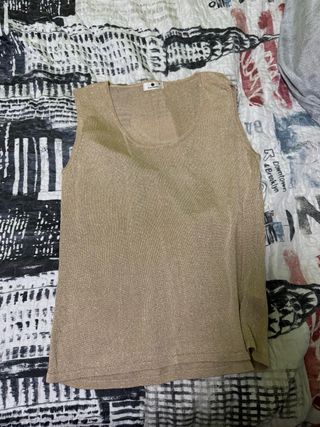 Camisa y sobre camisa dorada brillante sin manga