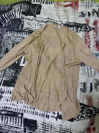 Camisa y sobre camisa dorada brillante sin manga