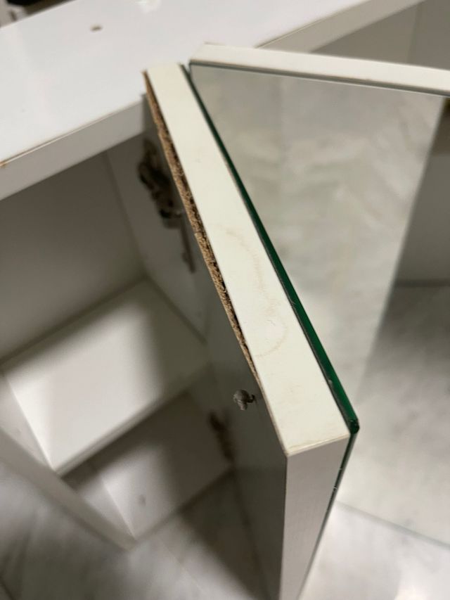 Espejo de baño con puertas