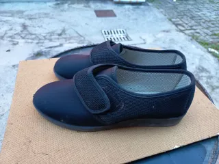 Scarpe nere da donna con velcro