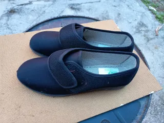 Scarpe nere da donna con velcro