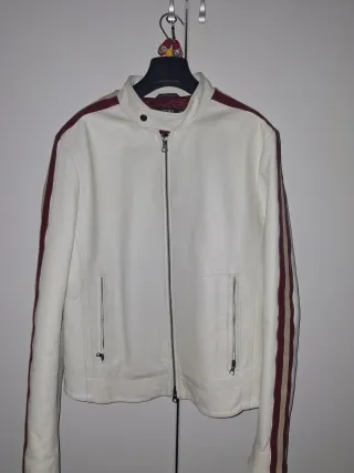 Giacca in pelle bianca con strisce rosse