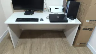 Mesa escritorio en perfecto estado