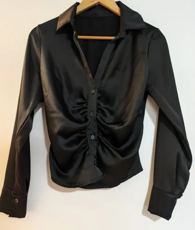 Camisa satén negra fruncido delantero